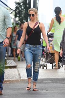 Jennifer Lawrence feet photo thumbnail