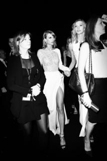 Taylor Swift feet photo thumbnail