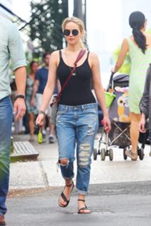 Jennifer Lawrence feet photo thumbnail
