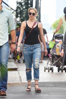 Jennifer Lawrence feet photo thumbnail