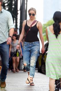 Jennifer Lawrence feet photo thumbnail