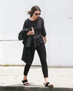 Mandy Moore feet photo thumbnail