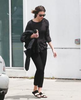 Mandy Moore feet photo thumbnail