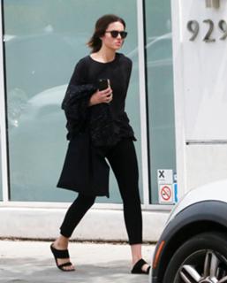 Mandy Moore feet photo thumbnail
