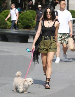 Vanessa Hudgens feet photo thumbnail