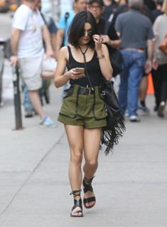 Vanessa Hudgens feet photo thumbnail