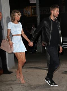 Taylor Swift feet photo thumbnail