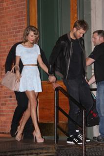 Taylor Swift feet photo thumbnail
