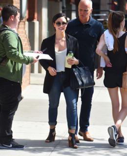 Demi Lovato feet photo thumbnail
