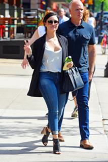 Demi Lovato feet photo thumbnail