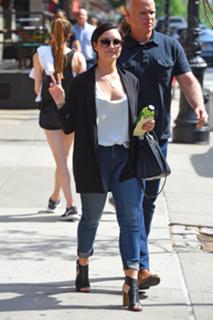 Demi Lovato feet photo thumbnail