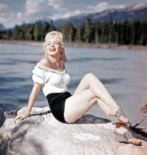 Marilyn Monroe feet photo thumbnail