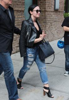 Demi Lovato feet photo thumbnail