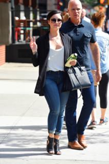 Demi Lovato feet photo thumbnail