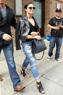 Demi Lovato feet photo thumbnail