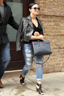 Demi Lovato feet photo thumbnail