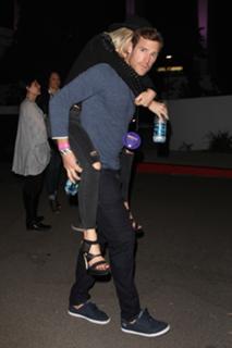 Julianne Hough feet photo thumbnail