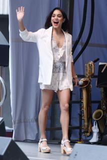 Vanessa Hudgens feet photo thumbnail