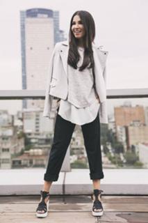 Laura González feet photo thumbnail