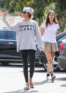 Lisa Rinna feet photo thumbnail