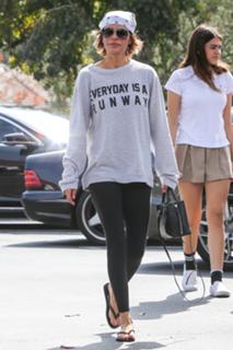 Lisa Rinna feet photo thumbnail