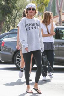 Lisa Rinna feet photo thumbnail
