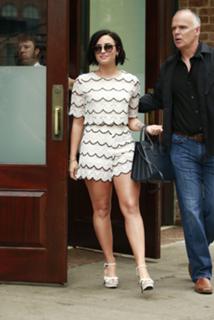 Demi Lovato feet photo thumbnail