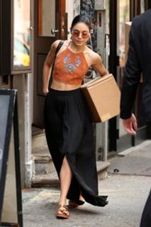 Vanessa Hudgens feet photo thumbnail