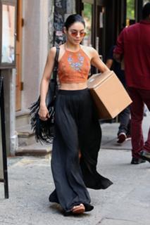 Vanessa Hudgens feet photo thumbnail
