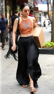 Vanessa Hudgens feet photo thumbnail