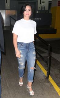 Demi Lovato feet photo thumbnail