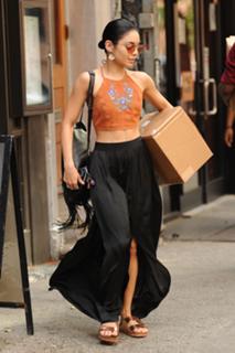 Vanessa Hudgens feet photo thumbnail