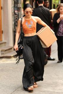 Vanessa Hudgens feet photo thumbnail