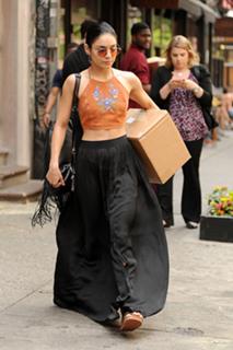 Vanessa Hudgens feet photo thumbnail