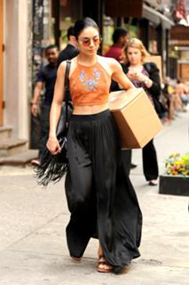 Vanessa Hudgens feet photo thumbnail