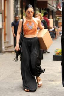 Vanessa Hudgens feet photo thumbnail