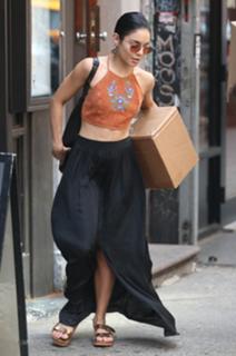 Vanessa Hudgens feet photo thumbnail