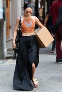 Vanessa Hudgens feet photo thumbnail