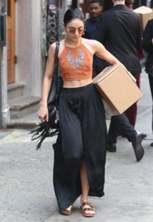 Vanessa Hudgens feet photo thumbnail