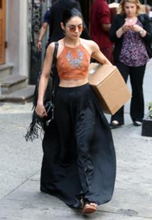 Vanessa Hudgens feet photo thumbnail