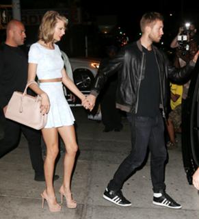Taylor Swift feet photo thumbnail