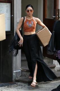 Vanessa Hudgens feet photo thumbnail