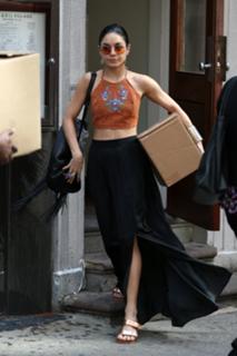 Vanessa Hudgens feet photo thumbnail