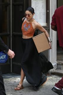 Vanessa Hudgens feet photo thumbnail