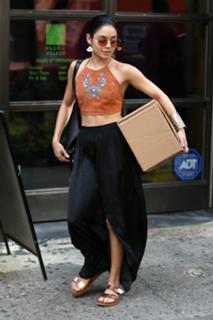 Vanessa Hudgens feet photo thumbnail
