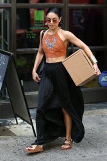 Vanessa Hudgens feet photo thumbnail
