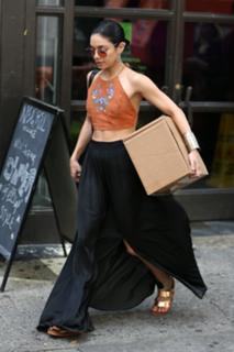Vanessa Hudgens feet photo thumbnail