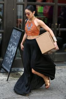 Vanessa Hudgens feet photo thumbnail