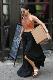 Vanessa Hudgens feet photo thumbnail