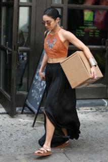 Vanessa Hudgens feet photo thumbnail